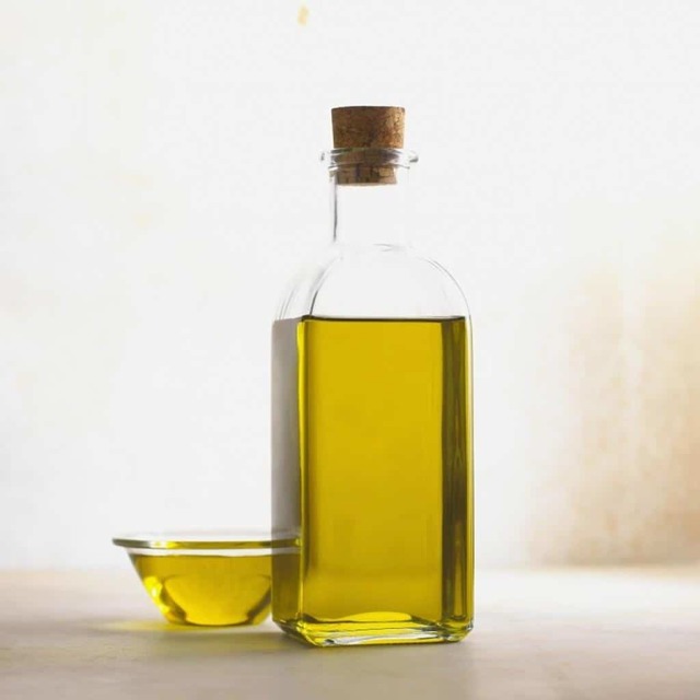 Реп'яхову олію: користь і шкода, застосування для волосся, вій, брів