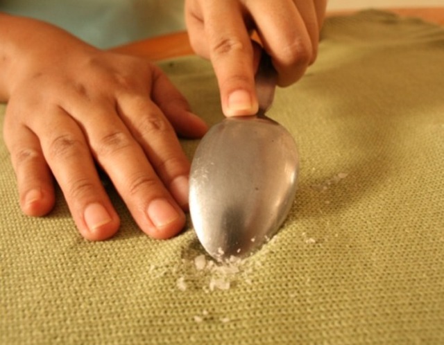 Як відмити віск від посуду: чим очистити парафін від скла, народні способи