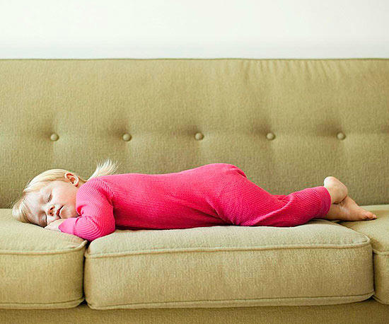 Дитина описав диван, килим: як позбутися від запаху дитячої сечі
