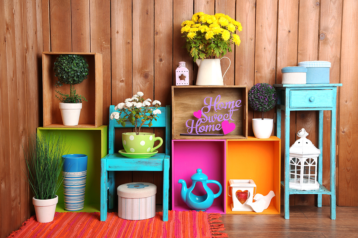 Красиві барвисті полиці з різними домашніми об'єктами на дерев'яної стіні