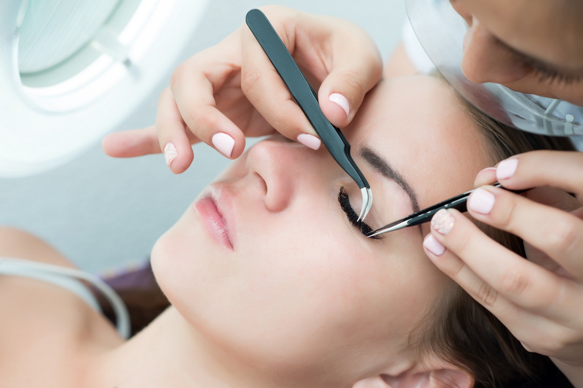 Як підготувати шкіру очей перед процедурою нарощування вій?