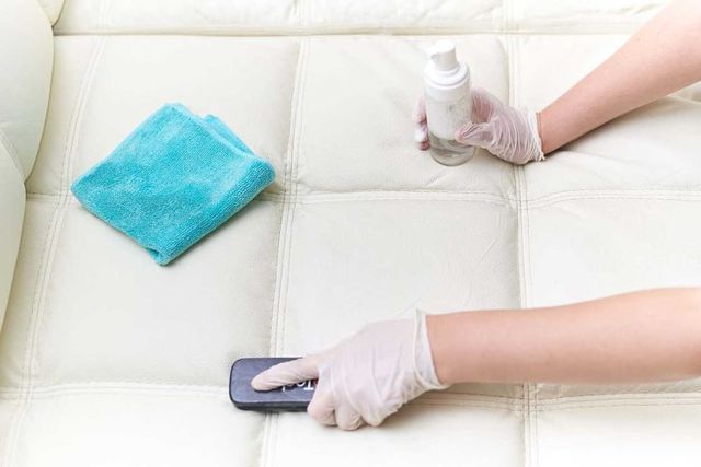 Як відмити масло з дивана: чим видалити плями з оббивки м'яких меблів, народні способи