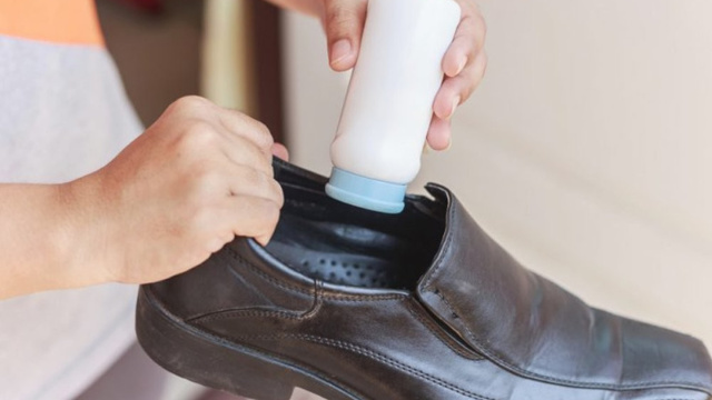Як позбутися від запаху в кросівках: народними і спеціалізованими засобами