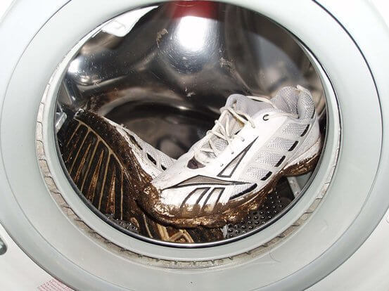 Чи правда, що шкіряні черевики можна прати в пральній машинці?
