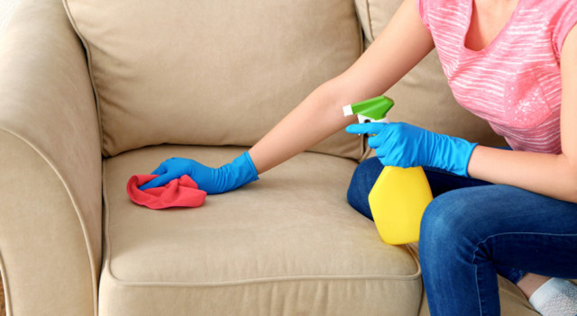Як відмити масло з дивана: чим видалити плями з оббивки м'яких меблів, народні способи