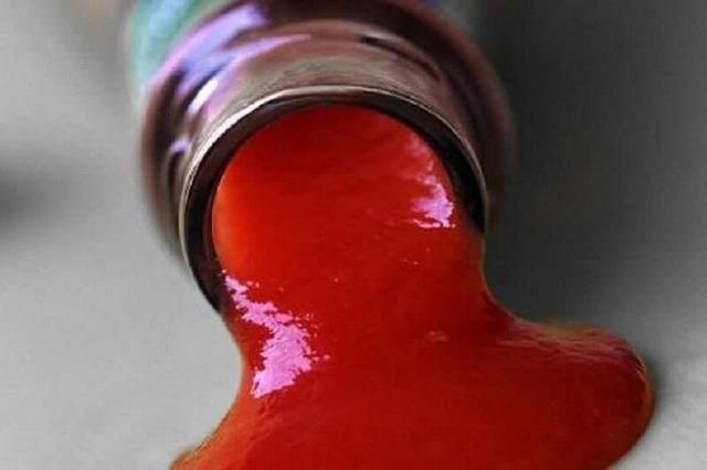 Як відіпрати кетчуп, томатну пасту і томатний соус: чим вивести з одягу