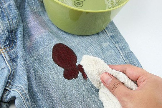 Як відіпрати фарбу для волосся: з одягу, килима, меблів, джинсів, рушники