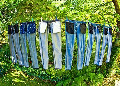 Як швидко висушити джинси після прання: на вулиці, в сушильній машині, феном, праскою