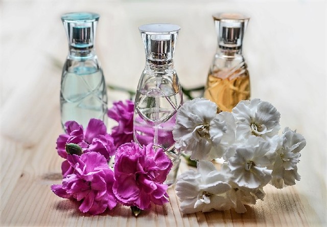 Пляма від парфумів: як вивести на блузці, куртці і білому одязі, ніж відіпрати масляні духи