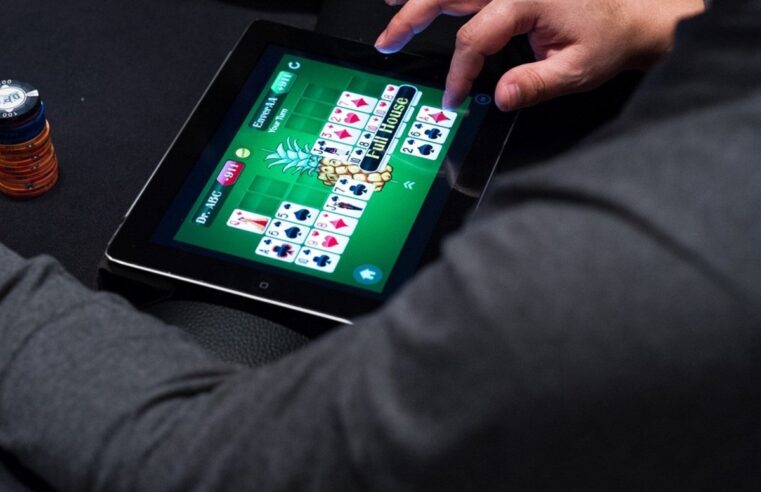 Онлайн покер против стандартной игры