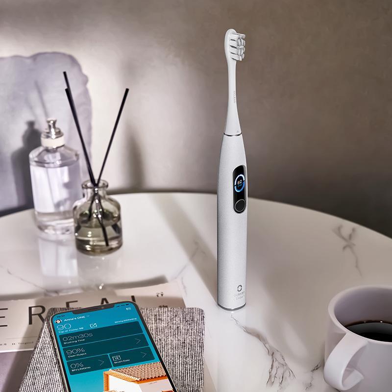 Подвинутая зубная щетка Oclean X Pro Elite подключена к мобильному приложению