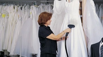 Як в домашніх умовах випрати весільну сукню: чим вивести плями