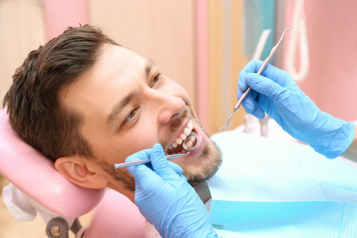 Зубний лікар оглядає ротову порожнину пацієнта