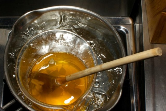 Як відмити віск від посуду: чим очистити парафін від скла, народні способи