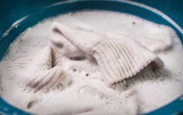 Як відіпрати білі шкарпетки від бруду: вручну, в пральній машинці