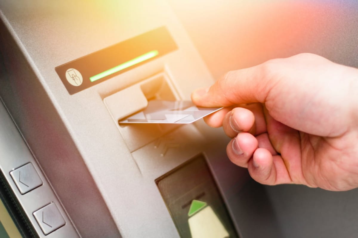 Несподіване зникнення коштів з банківської картки: що робити і куди звертатися
