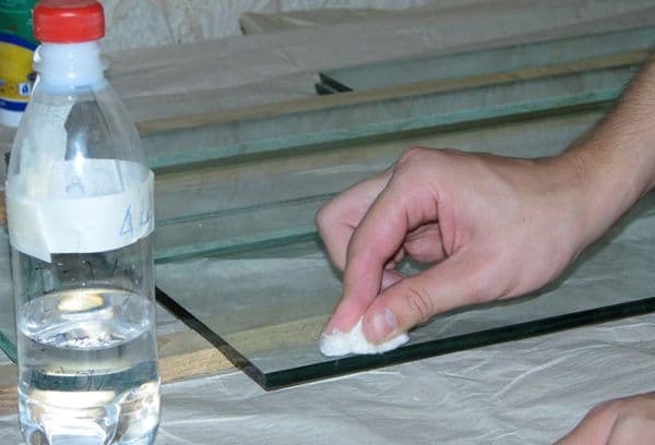 Чим відтерти клей від наклейки зі скла: найефективніші способи