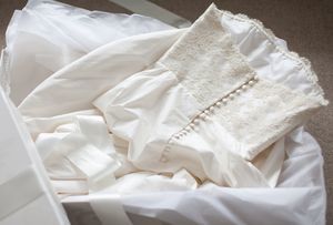 Як в домашніх умовах випрати весільну сукню: чим вивести плями