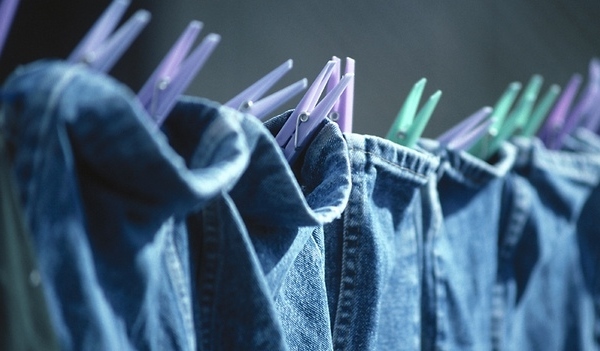 Як швидко висушити джинси після прання: на вулиці, в сушильній машині, феном, праскою