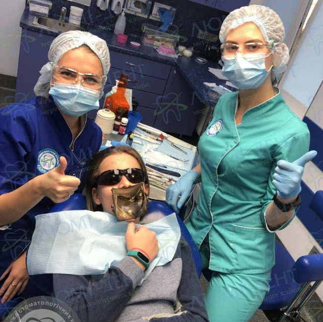 Веселый и безболезненный процесс лечения зубов (терапия) в стоматологической клинике «Люми-Дент»