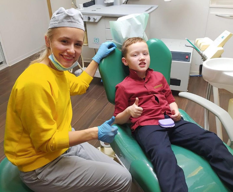 Детская стоматология: веселый прием у врача стоматолога (фото клиники «Наследник»)