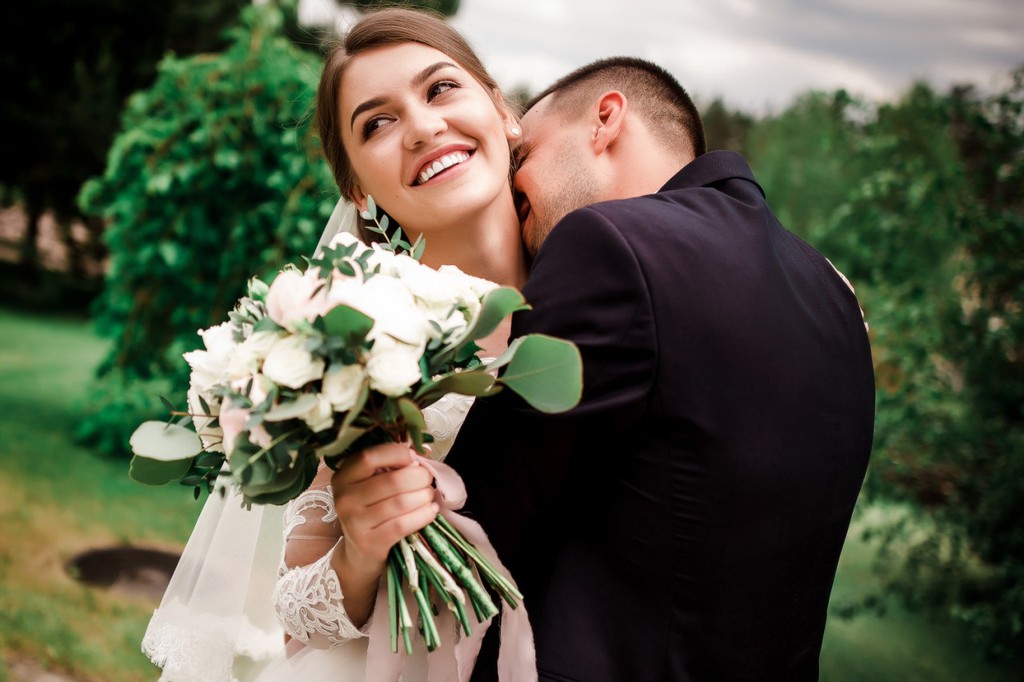 Счастливая невеста после регистрации брака с иностранцем