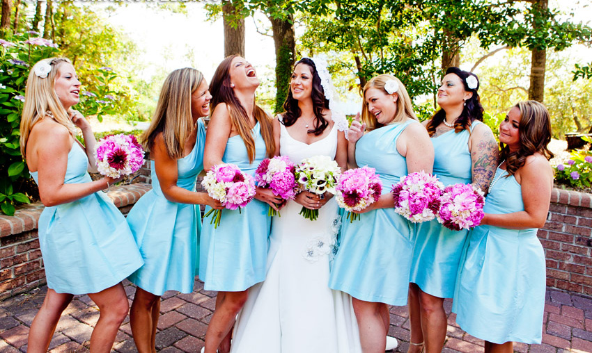 Подружки невесты в однотонных платьях со схожими фасонами 