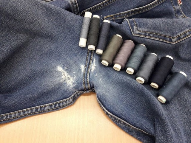 Як непомітно зашити джинси між ніг: вручну, на швейній машинці, як зробити латку