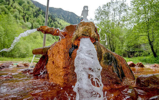 Користь мінеральної води, склад і протипоказання