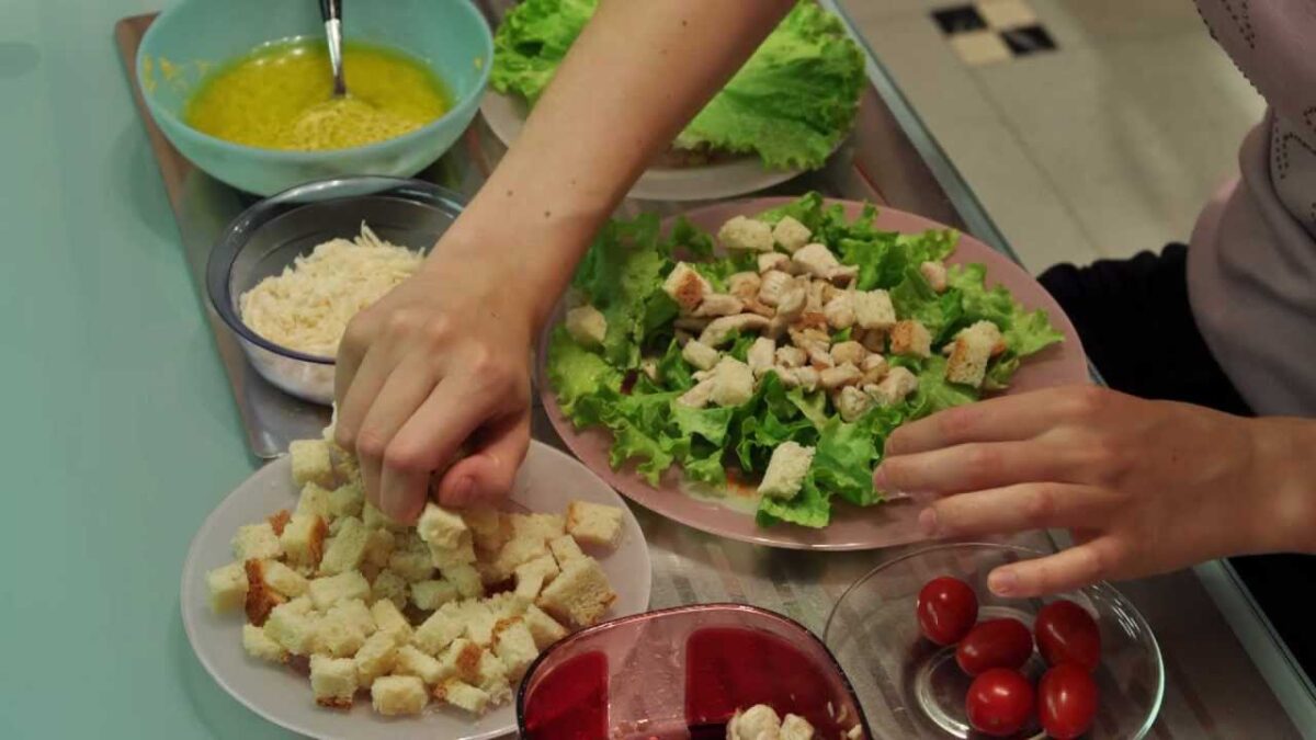 Процес приготування салату Цезар