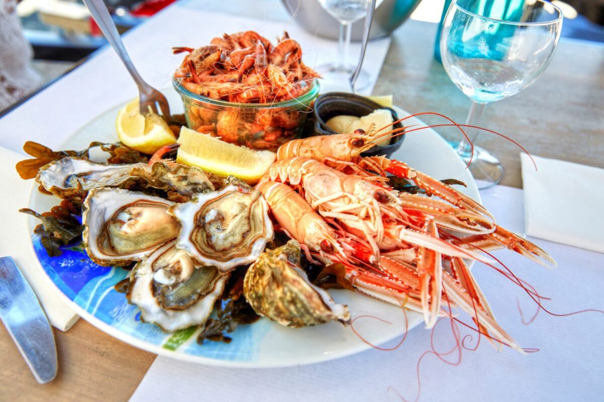 Тарелка с морепродуктами краб лангусты омары