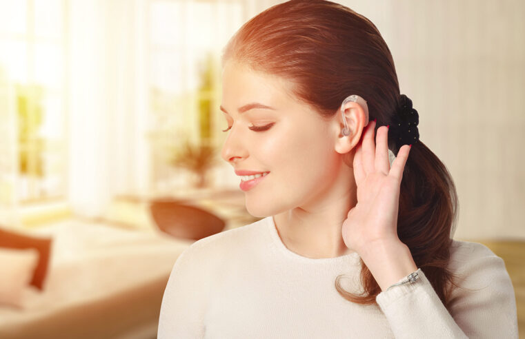 Красиві слухові апарати для жінок