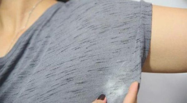 Як відіпрати дезодорант на чорному і кольоровий одязі: чим вивести плями під пахвами
