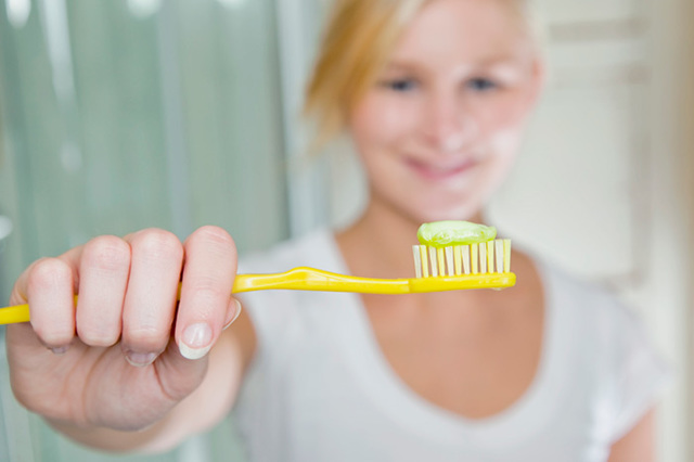 Діоксид титану в зубній пасті: чим небезпечний, в яких пастах міститься, як позначається