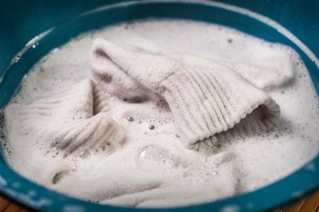 Як відіпрати білі шкарпетки від бруду: вручну, в пральній машинці