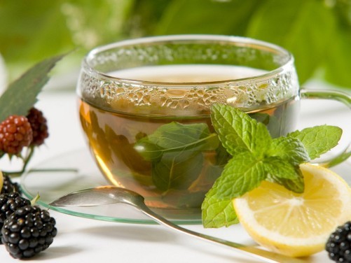 Липовий чай: користь і шкода, як заварити, чи можна пити при вагітності