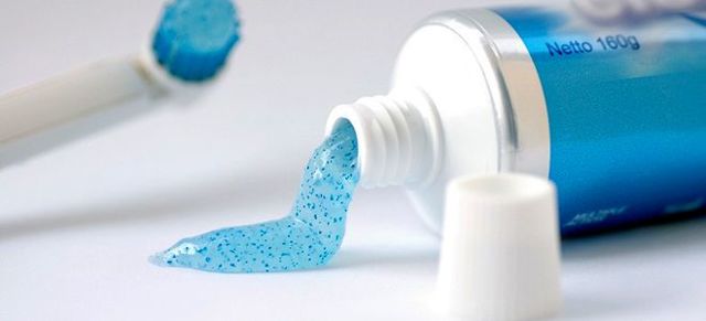Діоксид титану в зубній пасті: чим небезпечний, в яких пастах міститься, як позначається