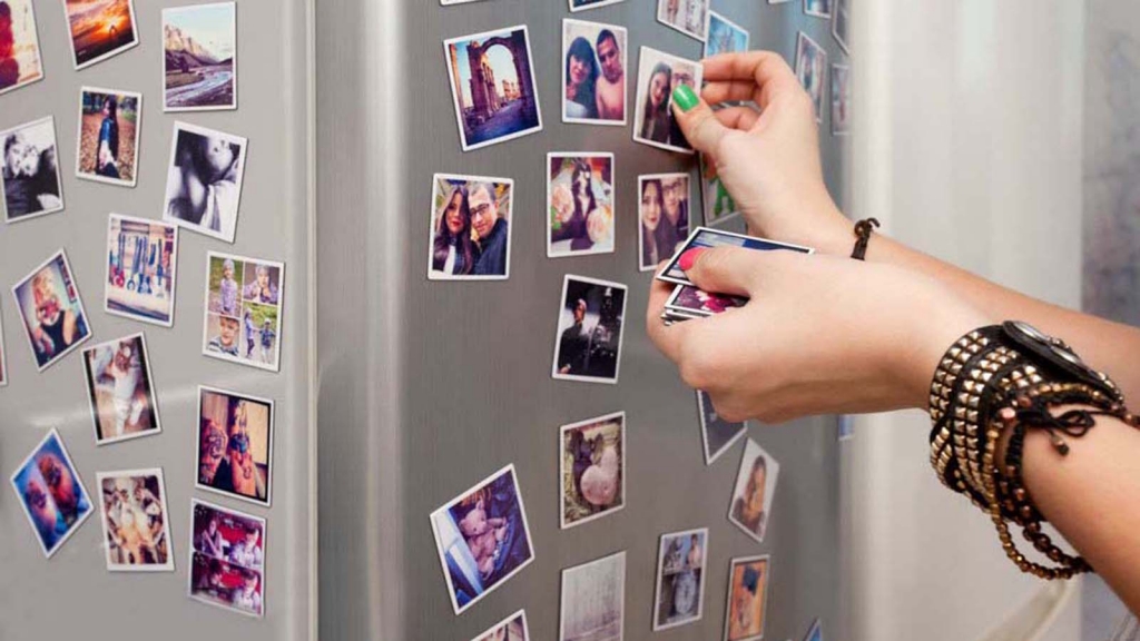 Фотомагниты на холодильнике в интерьере современной кухни