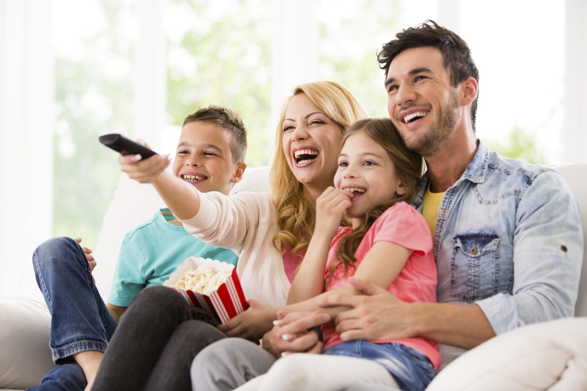 Счастливая семья у телевизора