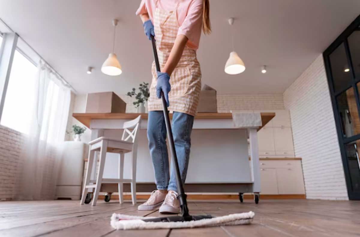 Жінка самостійно миє підлогу
