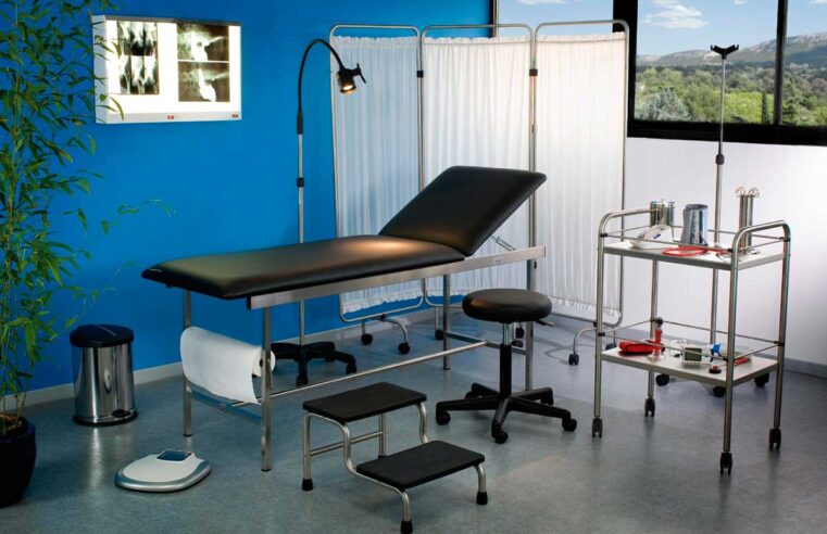 Медицинский инструментальный стол: предназначение, специфика, основные виды