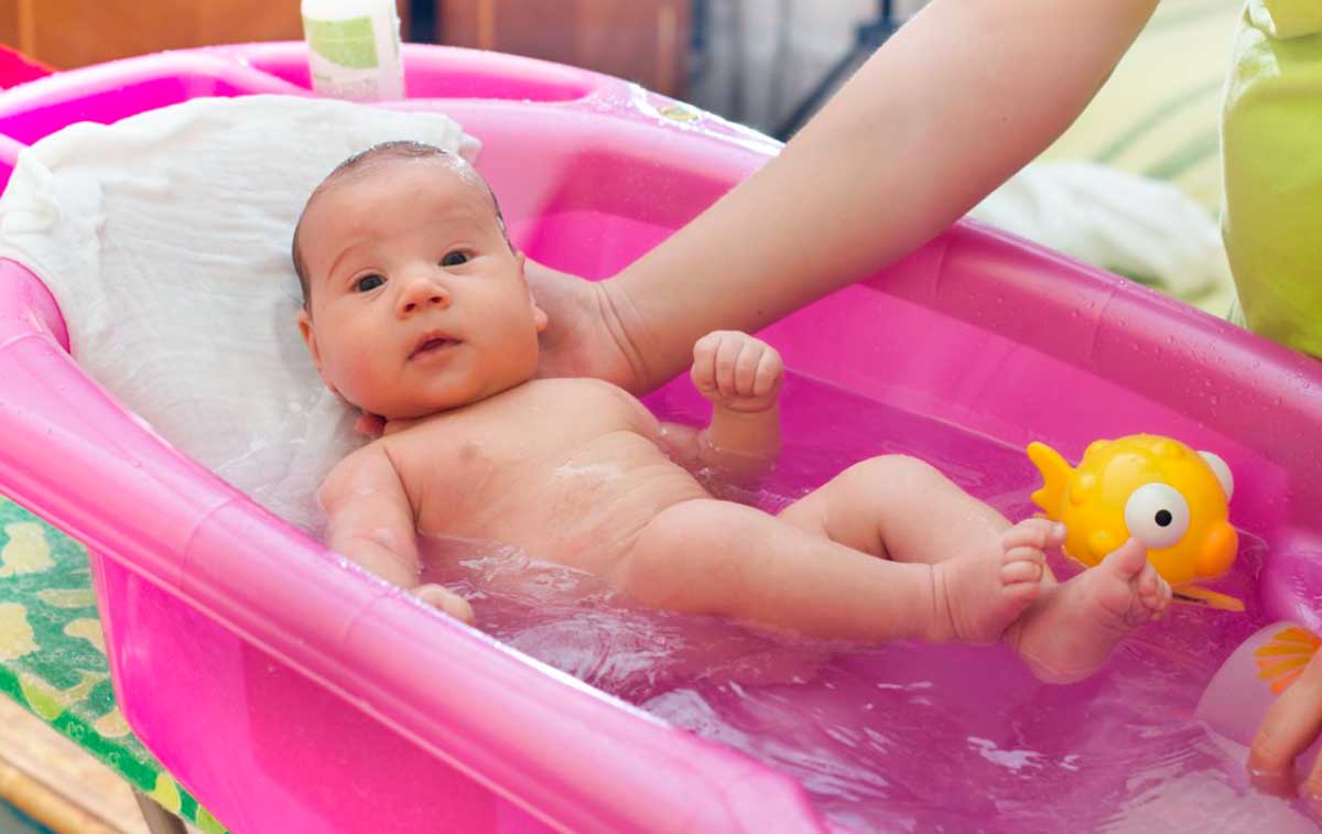 Купання малюка (водні процедури для здорової шкіри)
