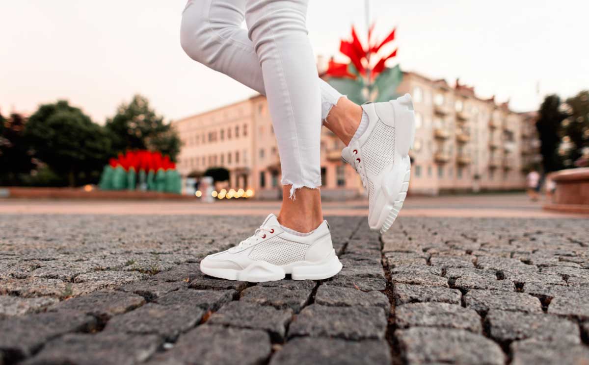 Белые кроссовки на платформе