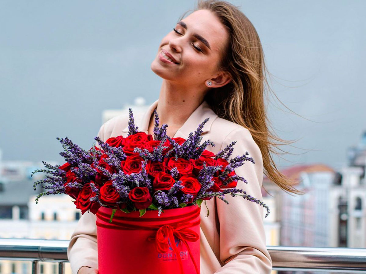 Счастливая девушка с букетом цветов от флористов Don Pion