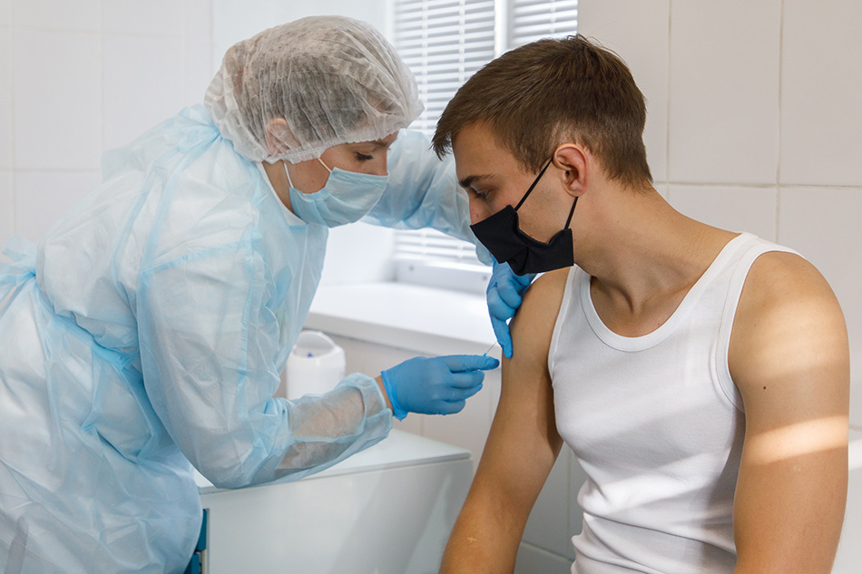 Процесс вакцинация от гриппа мужчины