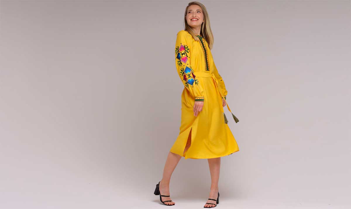 Сучасна жіноча сукня-вишиванка жовтого кольору