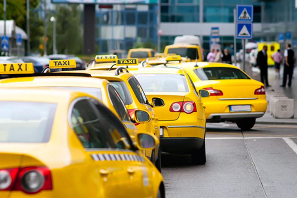 Автомобили такси на дороге