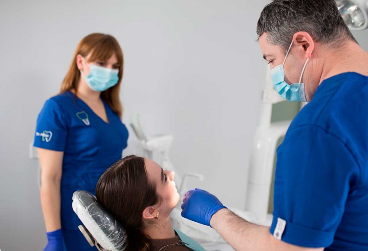 Консультація у стоматолога перед проведенням експрес-імплантації зубів (фото клініки dr.miller.vn.ua, м. Вінниця)