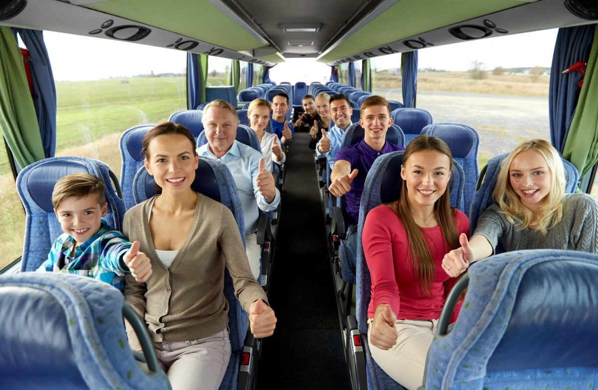 Автобусні перевезення, пасажири посміхаються