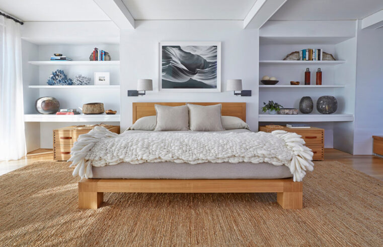 Спальня з дерев'яним ліжком